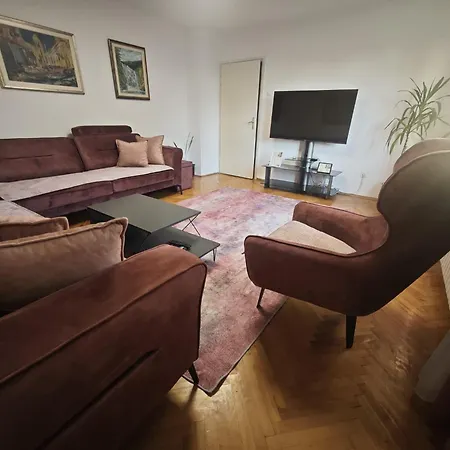 Ajri Apartamento *